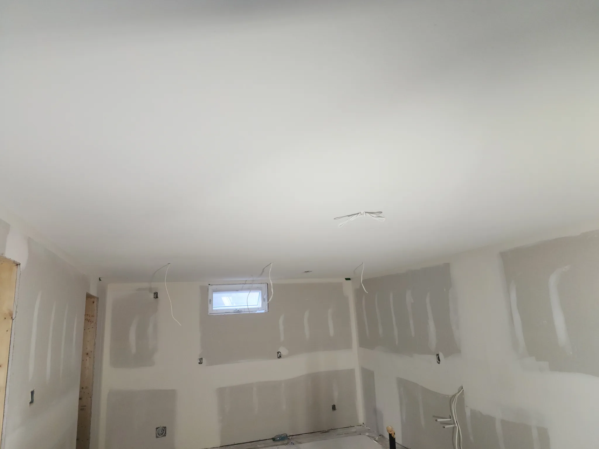 Walls and ceiling mudded throughout a large room